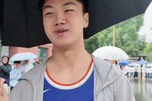 卓识，这样下去你会成为全国最高的足球宝贝儿！